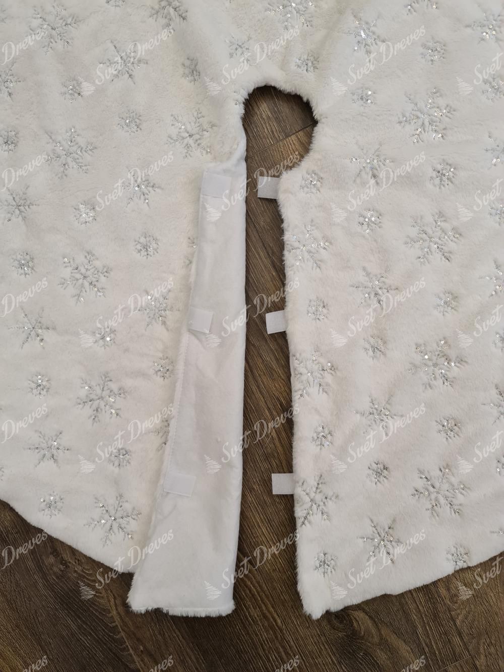 Beli tepih pod drevo s srebrnimi snežinkami