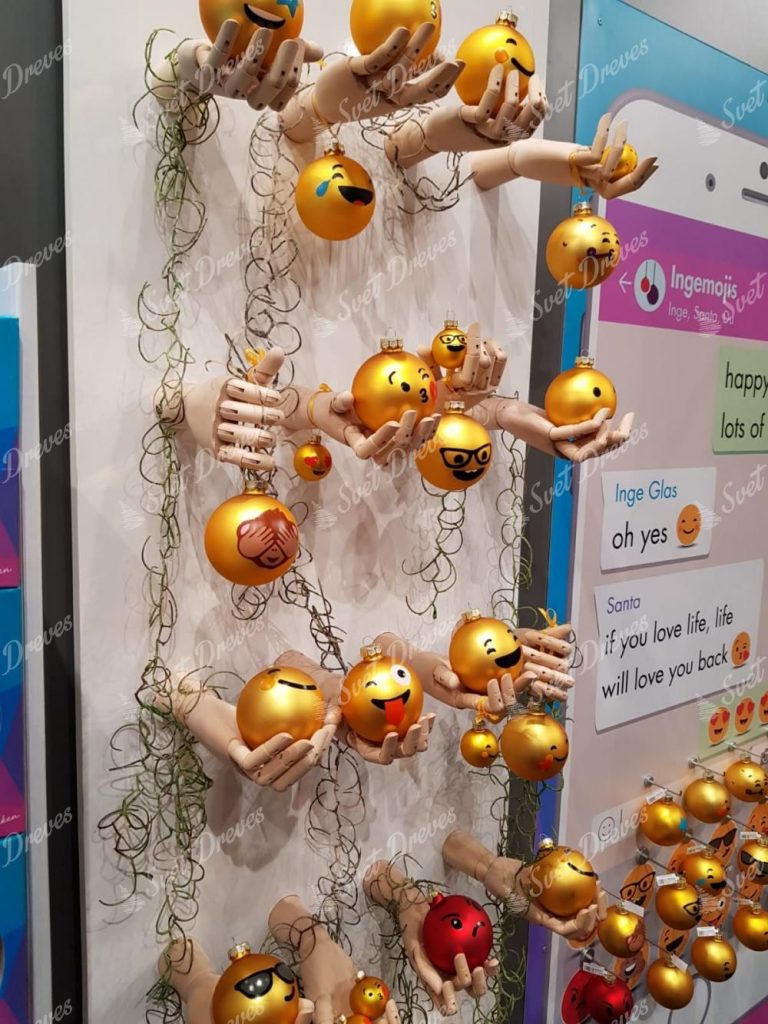 Smeške kroglice na božičnem drevesu