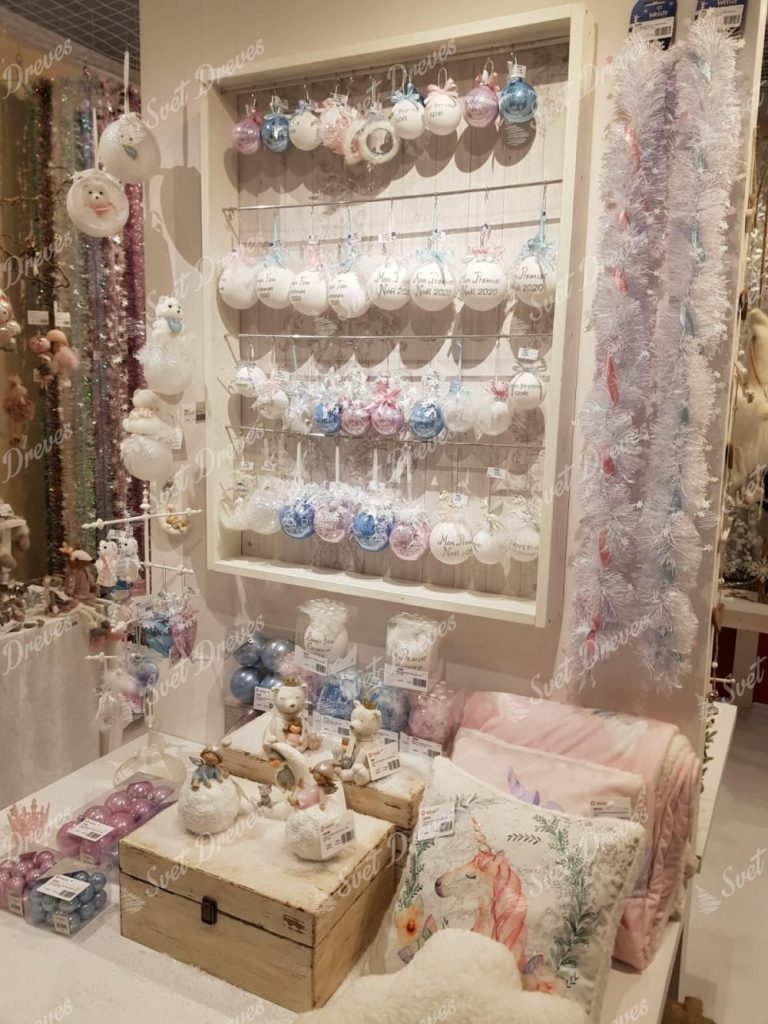 Bele božične kroglice in organza na božičnem drevescu.