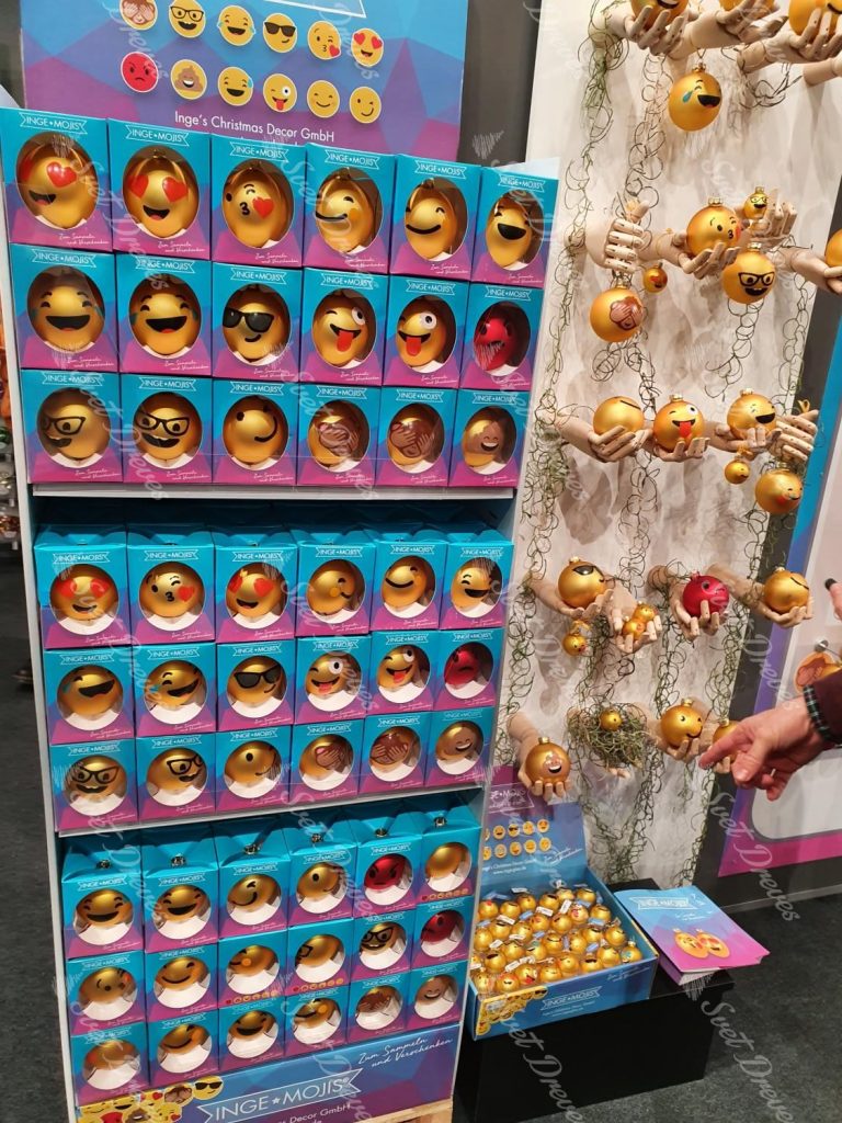 Smiley kroglice kot okras božičnega drevesa za ljubitelje družabnih omrežij